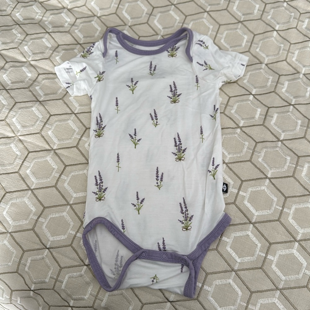 Kyte Baby short sleeve onesie - size 6-12M